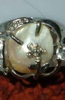 Cincin Mutiara Eksklusif dengan Detail Berlian